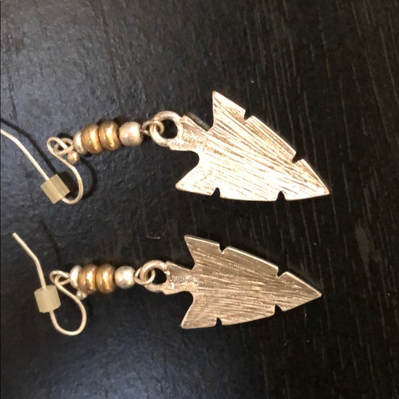 Arrowhead Earrings 🏹💘 - Picture 3 of 3